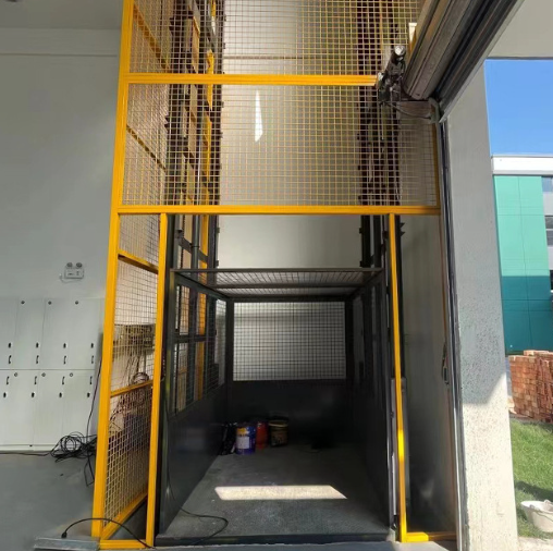 云霄导轨式升降机助力物流园破解运输难题